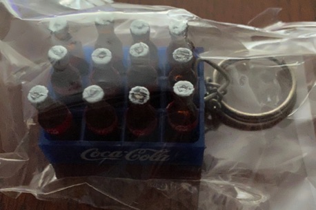 93260-1 €4,00 coca cola sleutelhanger  blauw kratje.jpeg